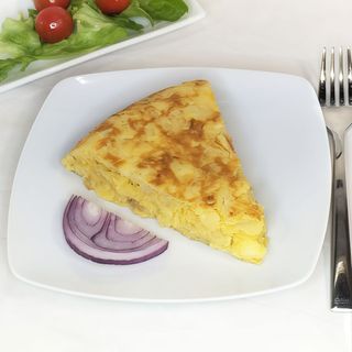 Porción de Tortilla de Patata con Cebolla