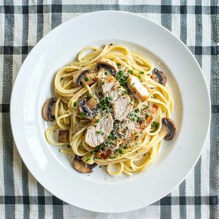 Spaghetti alfredo con pollo e funghi misto bosco
