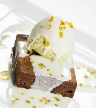 Brownie con helado de pistacho