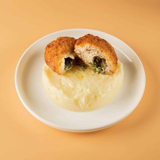 Пюре картопляне з котлетою по-київськи