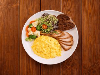 Сніданок з запеченою куркою та яєчним скремблом (330g)