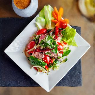 Nam Tok Premium Salad with Beef ljuto