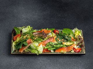 Салат з лососем татакі (170g)