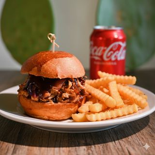 Pulled pork burger + patatine + bevanda