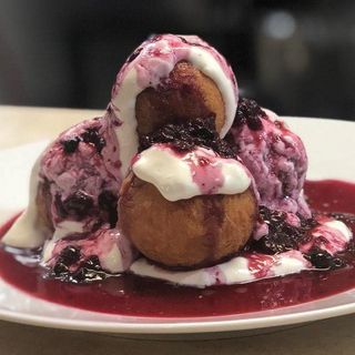 Papanasi cu fructe de padure si smantana - 550g