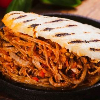 Arepa de carne mechada
