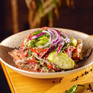 კიტრი პომიდვრის სალათი ნიგვზით