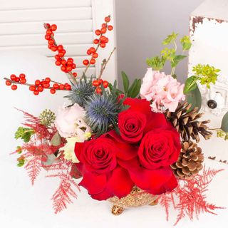 Aranjament cu trandafiri rosii si ilex