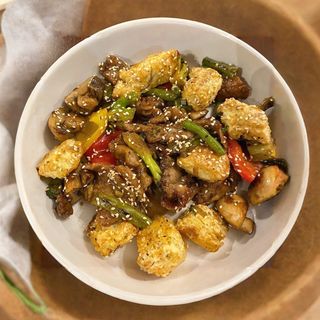 Теплий салат з яловичини гриль (220)