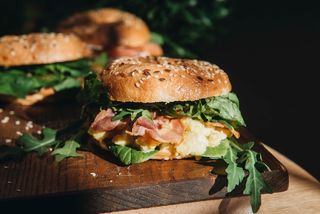 ბეიგელი ბეკონის ჩიფსით და სქრემბლით