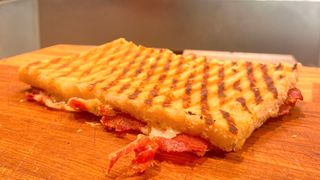 Paninis De Iberico Y Queso, Planchados Con Mantequilla