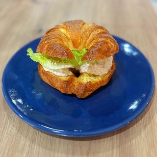 Croissant De Pollo, Mayonesa Y Lechuga