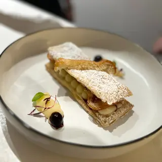 Milhoja con crema pastelera, babà napolitano y amarena 