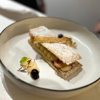 Milhoja con crema pastelera, babà napolitano y amarena 