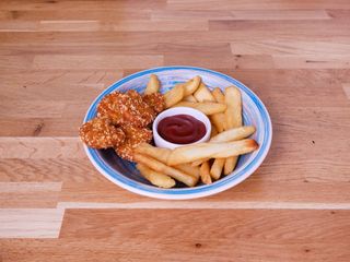 Frytki + nuggetsy z kurczaka + ketchup