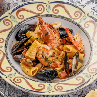 Rigatoni cu fructe de mare și sos italian de roșii