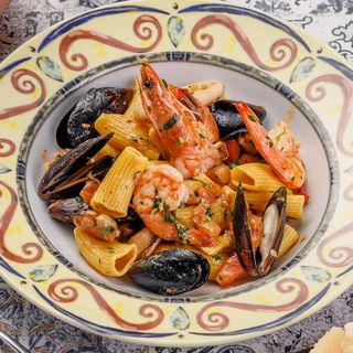 Ригатони с морепродуктами в томатном соусе/Rigatoni cu fructe de mare
