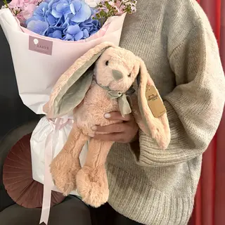 М'якенький зайчик пудрового кольору