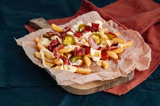 კარტოფილი ფრი ბეკონით, ყველის სოუსით და ჰალაპენიო