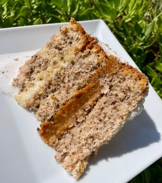 Bolo de Nozes, Doce de Leite e Brigadeiro Branco (Fatia)