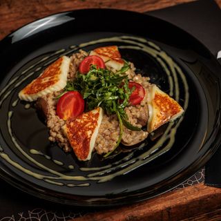 Ječmeni rižoto sa gljivama uz grilovani sir