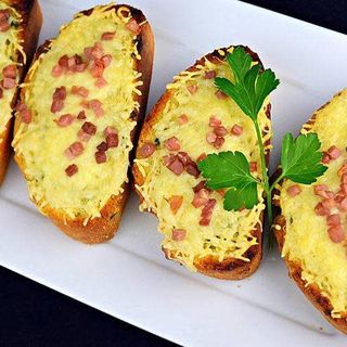 Pan de ajo con queso y jamón