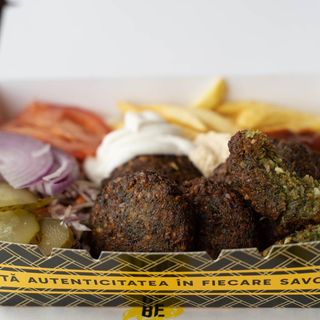 Shaorma cu no crispy la farfurie de post 