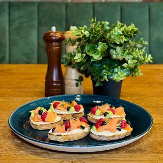 Crostini cu somon fume 