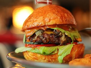 Фирменный бургер M&B