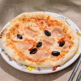 Pizzeta cu șuncă și măsline