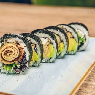 16. Futomak wege z tamago i awokado 6 szt.