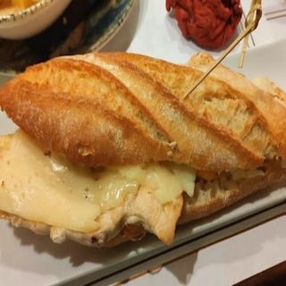 Bocadillo De Pechuga De Pollo piña y cheddar