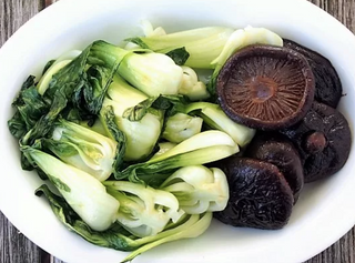 143. Verdura di Shanghai saltati con funghi profumati