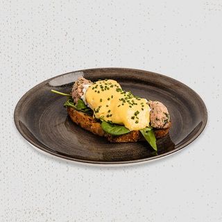 TOAST CU RAGU DE TON, OUĂ POȘATE ȘI SOS OLANDEZ