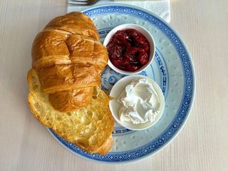 КРУАСАН З КАРАМЕЛІЗОВАНОЮ ВИШНЕЮ ТА КРЕМ-СИРОМ