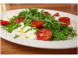 Італійський салат з Страчателлою, томатами та руколою (170g)