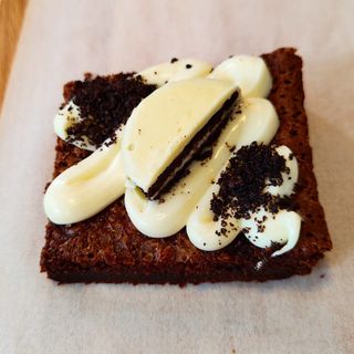 Porción de Brownie Oreo