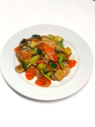 Champiñones en salsa con vegetales, vegano