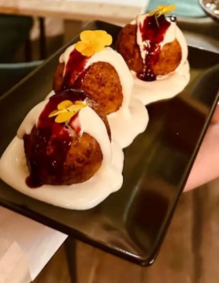 Papanași cu gem de afine și smântână