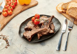 Cotlet de berbecut cartofi prajiti si parmezan