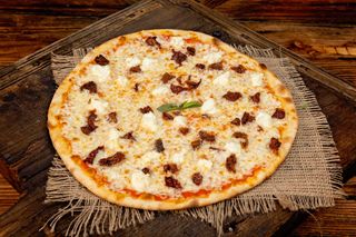 Pizza Ricotta e pomodori sechi