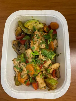 Пилешки късчета с ароматни зеленчуци (400г)