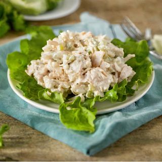 004. Салата пиле, краставици и сос (450гр)