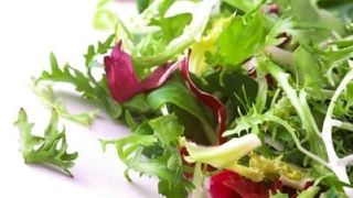 Insalata di lattuga, gorgonzola, pere e mais