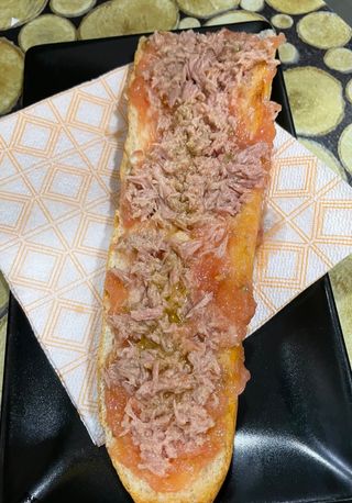 Tostada con Tomate y Atún 