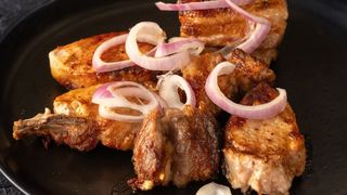 ღორის მწვადი ნაკვერჩხალზე