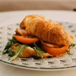 Croissant  completo jamón york y queso con huevo revuelto ,rucula y tomate 