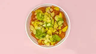 Tartare di Salmone nachos guacamole mandorle
