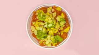 Tartare di Salmone nachos guacamole mandorle