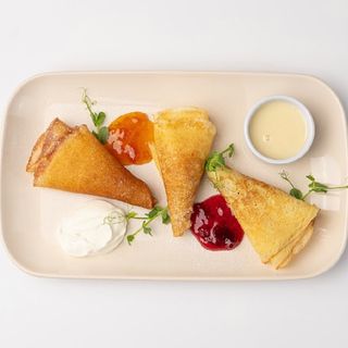 Блинчики со сметаной и джемом